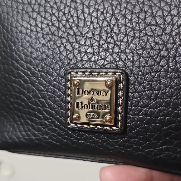Dooney & Bourke Kisslock Large, Black Pebbeled Leather - Picture 5 of 7